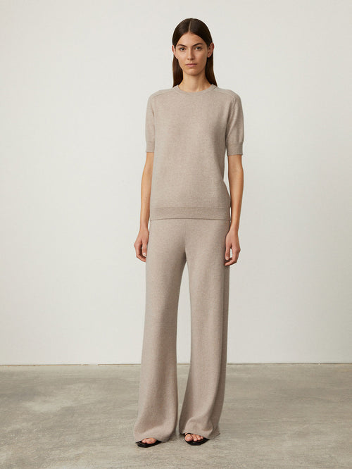 Kenza Tee Sand | Lisa Yang | Beige sandfärgad kortärmad T-shirt i 100% kashmir