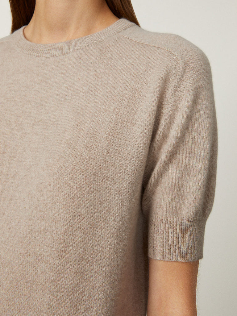 Kenza Tee Sand | Lisa Yang | Beige sandfärgad kortärmad T-shirt i 100% kashmir