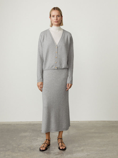 Abby Cardigan Dove Grey | LISA YANG | Ljusgrå v-ringad kofta i 100% kashmir