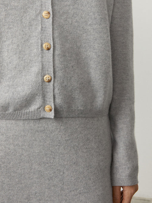 Abby Cardigan Dove Grey | LISA YANG | Ljusgrå v-ringad kofta i 100% kashmir