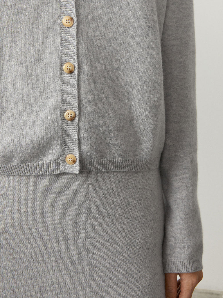 Abby Cardigan Dove Grey | LISA YANG | Ljusgrå v-ringad kofta i 100% kashmir