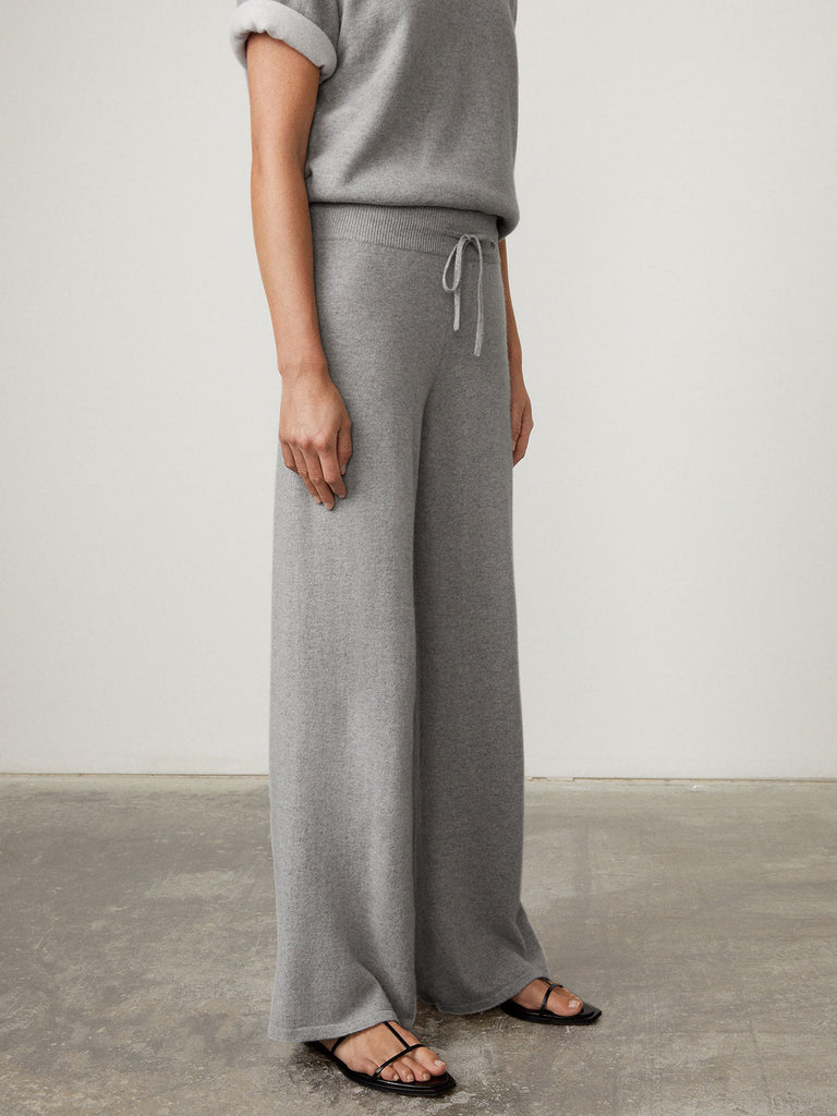 Sofi Trousers Dove Grey | Lisa Yang | Grå ljusgrå byxor med snörning i 100% kashmir