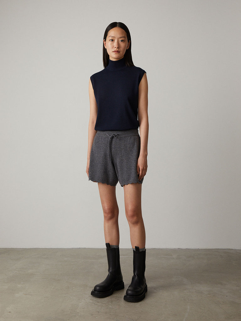 Georgia Shorts Graphite | Lisa Yang | Grå mörkgrå shorts med vågig kant och snörning i 100% kashmir