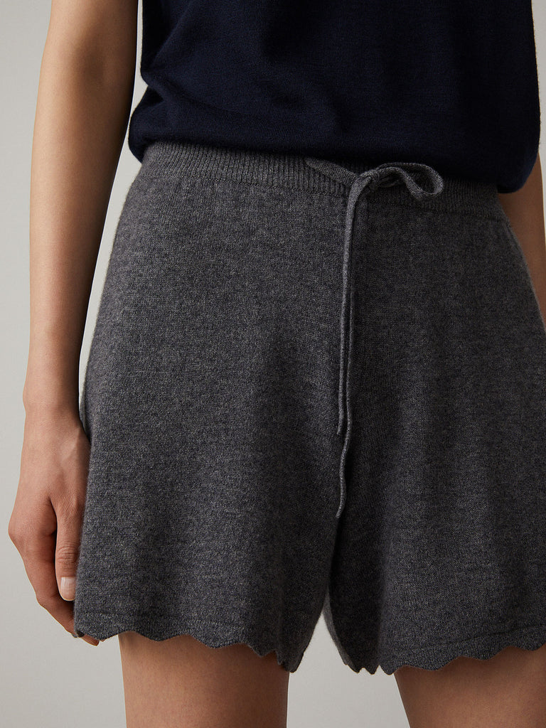 Georgia Shorts Graphite | Lisa Yang | Grå mörkgrå shorts med vågig kant och snörning i 100% kashmir