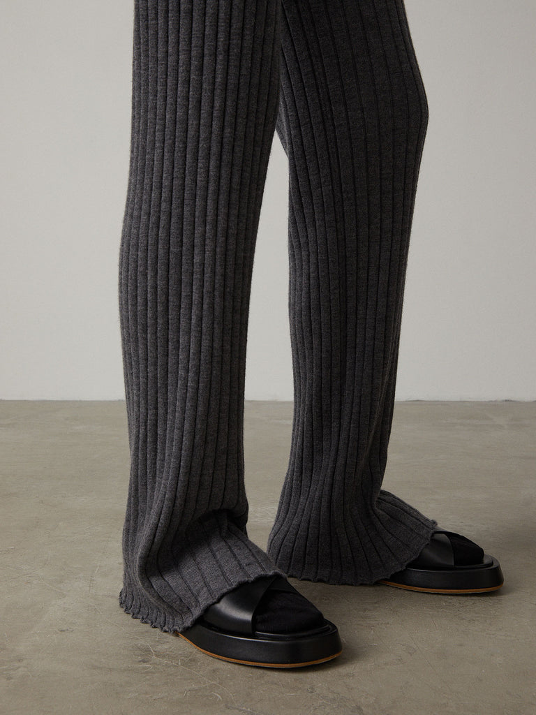Karen Trousers Graphite | Lisa Yang | Grå mörkgrå ribbade byxor i 100% kashmir