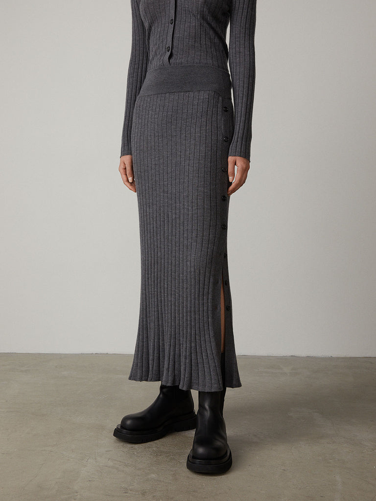 Katie Skirt Graphite | Lisa Yang | Grå mörkgrå ribbad lång kjol med knappar i 100% kashmir