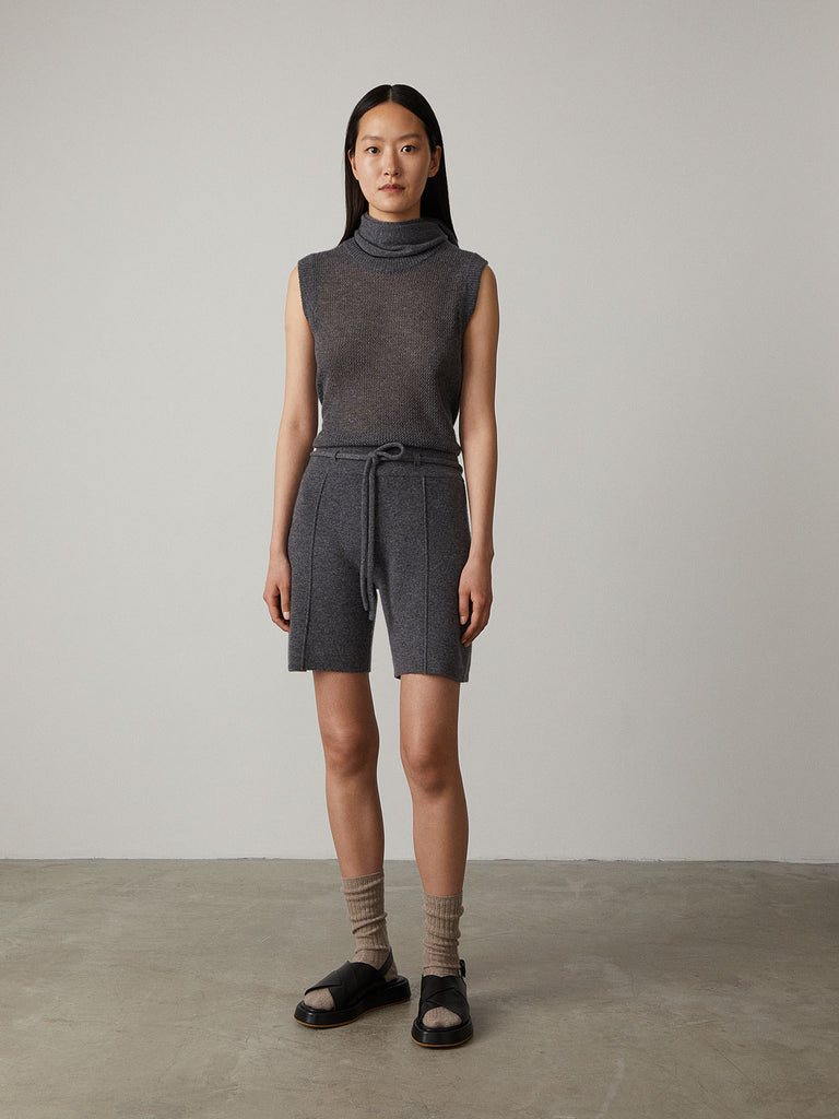 Marianne Shorts Graphite | Lisa Yang | Grå mörkgrå shorts med snörning i 100% kashmir