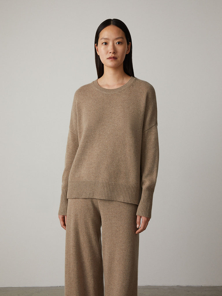 Mila Sweater Mole | Lisa Yang | Brun beige tröja i 100% kashmir