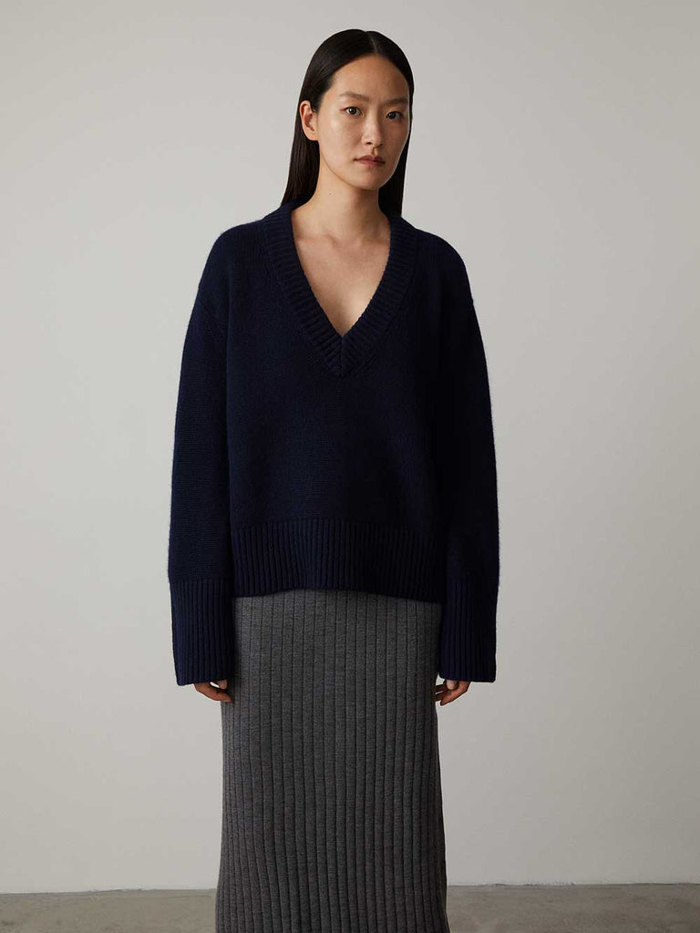 Aletta Sweater Navy | Lisa Yang | Blå mörkblå v-ringad långärmad tröja i 100% kashmir