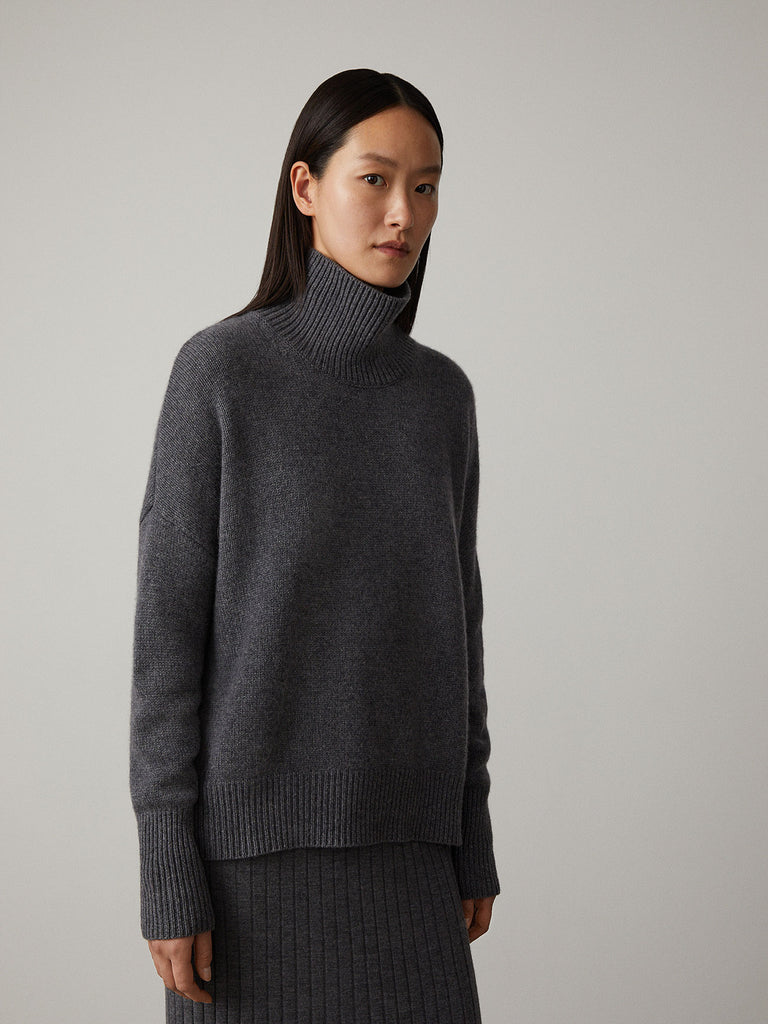 Heidi Sweater Graphite | Lisa Yang | Grå mörkgrå tröja polotröja i 100% kashmir