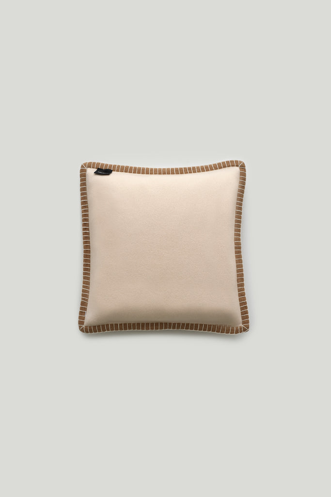 Amsterdam Cushion Walnut | Lisa Yang | Brun vit kuddfodral i 100% kashmir