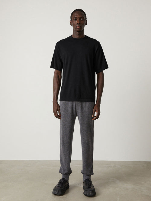 Ancell Tee Black | Lisa Yang | Svart kortärmad T-shirt i 100% kashmir