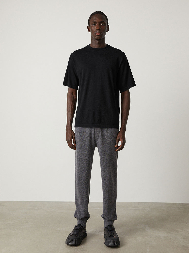 Ancell Tee Black | Lisa Yang | Svart kortärmad T-shirt i 100% kashmir