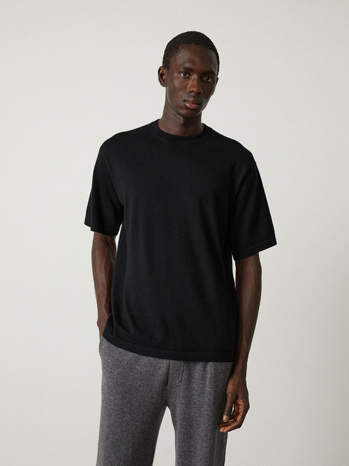 Ancell Tee Black | Lisa Yang | Svart kortärmad T-shirt i 100% kashmir