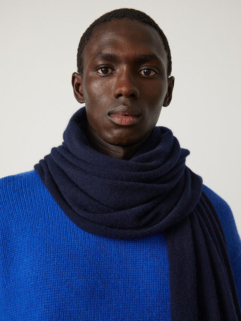 Montpelier Scarf Navy | Lisa Yang | Blå mörkblå scarf halsduk i 100% kashmir