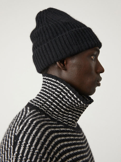 Martigny Hat Black | Lisa Yang | Svart ribbad mössa i 100% kashmir