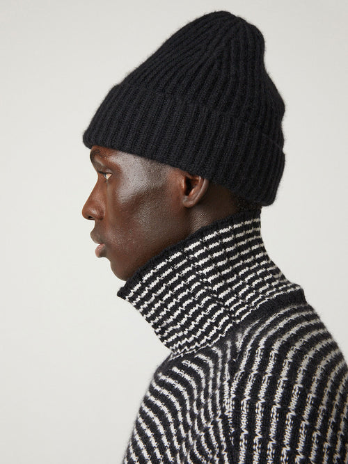 Martigny Hat Black | Lisa Yang | Svart ribbad mössa i 100% kashmir