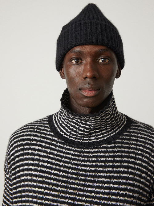 Martigny Hat Black | Lisa Yang | Svart ribbad mössa i 100% kashmir