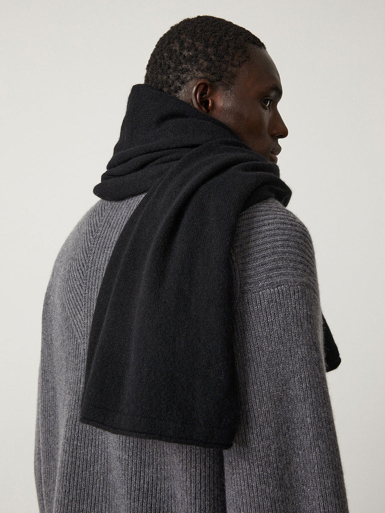 Montpelier Scarf Black | Lisa Yang | Svart scarf halsduk i 100% kashmir