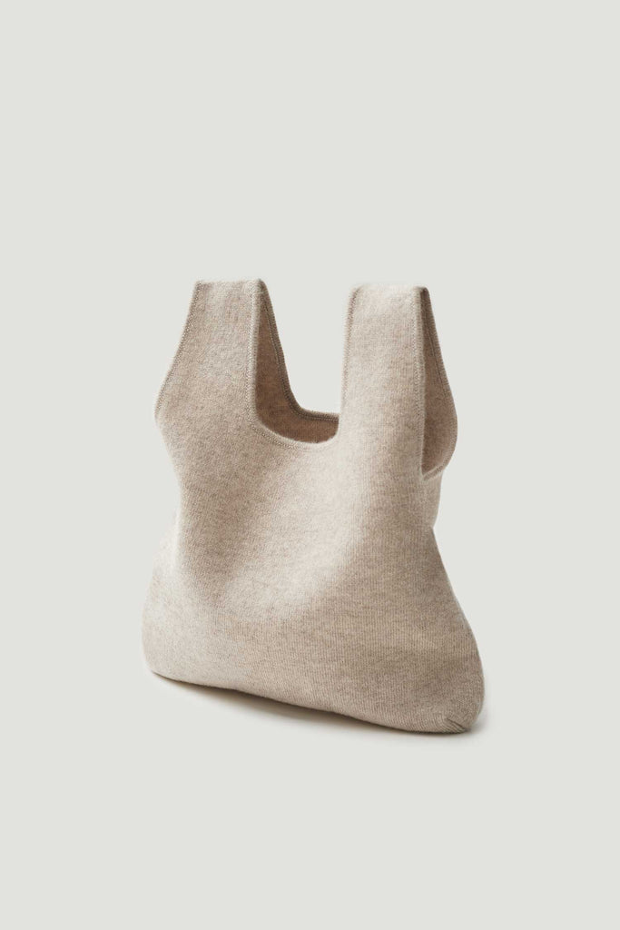 Oma Bag Sand | Lisa Yang | Beige sandfärgad väska handväska  i 100% kashmir