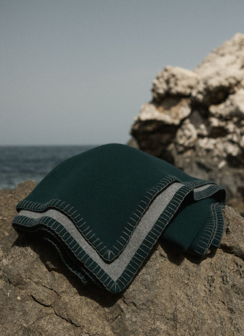 Stockholm Blanket Pine Grey | Lisa Yang | Grön grå filt pläd i 100% kashmir