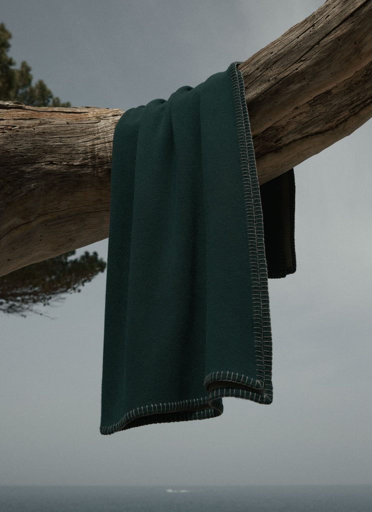 Stockholm Blanket Pine Grey | Lisa Yang | Grön grå filt pläd i 100% kashmir