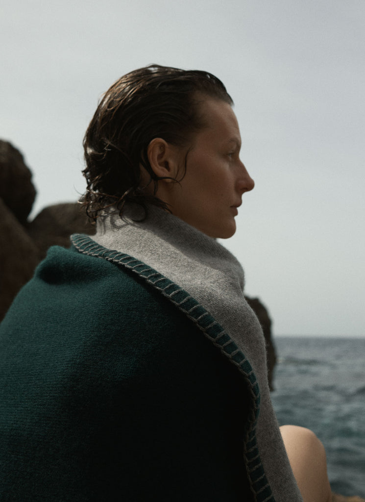 Stockholm Blanket Pine Grey | Lisa Yang | Grön grå filt pläd i 100% kashmir