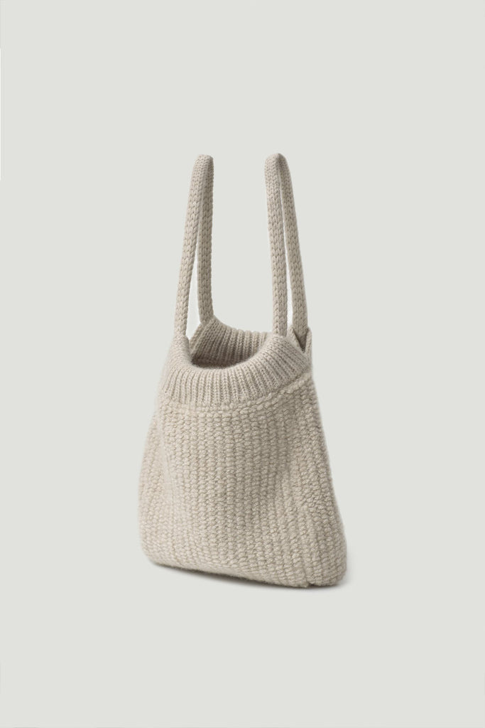 Jiro Bag Sand | Lisa Yang | Beige väska i 100% kashmir
