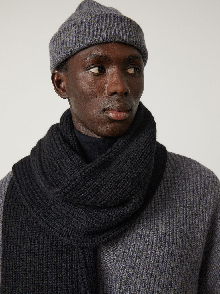 Marseille Scarf Black | Lisa Yang | Svart scarf halsduk i 100% kashmir