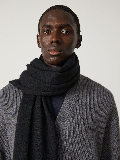 Montpelier Scarf Black | Lisa Yang | Svart scarf halsduk i 100% kashmir